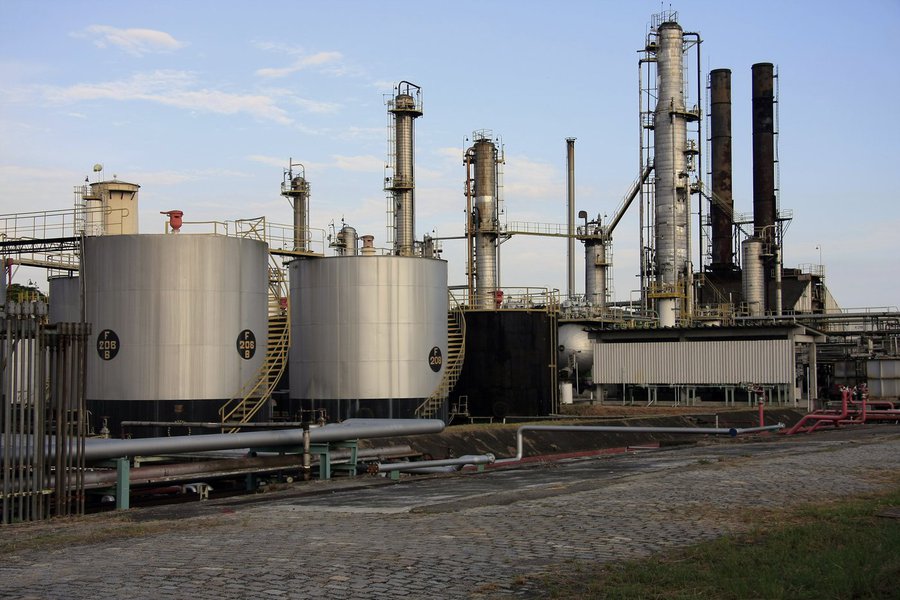 O TJ-RJ proibiu a Refinaria de Petróleo de Manguinhos de veicular, fazer menção ou referência à marca BR; a ação foi proposta pela Petrobras Distribuidora, dona da BR, com a alegação de sofrer ofensas pela refinaria, através de informes publicitários divulgados em revistas de grande circulação em território nacional, sendo acusada de prática danosa à livre concorrência; em caso de descumprimento, a refinaria está sujeita a uma pena de multa de R$ 50 mil por publicação