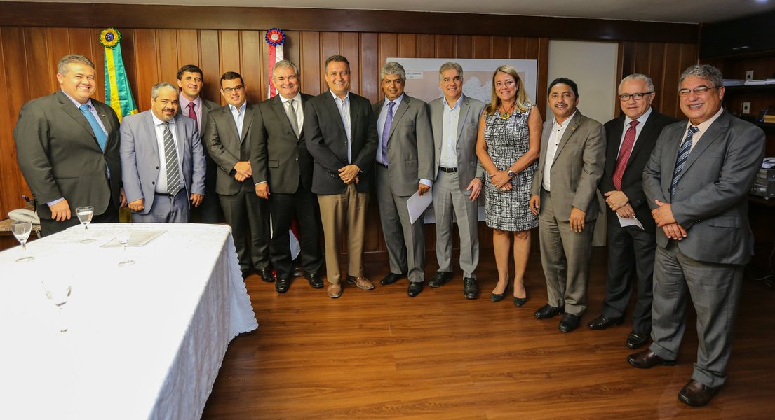 O governador Rui Costa reuniu num almoço nesta segunda-feira os líderes dos partidos que compõem sua base na Assembleia Legislativa para articular a votação de projetos importantes do Executivo; há quatros proposições do governo trancando a pauta de votações do Legislativo, todos com tramitação em regime de urgência; considerado 'polêmico' é o que prevê 'maior controle sobre os afastamentos para tratamento de saúde dos servidores'; "O projeto está causando uma incompreensão. Muitos servidores, por exemplo, são do interior e precisarão vir a Salvador para passar pela Junta Médica. Isso precisa ser mais bem compreendido" diz o líder do PSD na Assembleia, deputado Adolfo Menezes