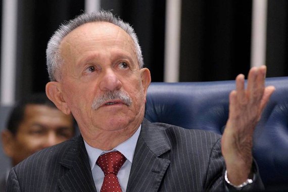 O Tribunal Regional Federal da 4ª Região (TRF4) negou recurso do senador Benedito de Lira (PP-AL) e manteve a indisponibilidade de seus bens; segundo a acussação, enquanto era deputado federal, o senador teria recebido vantagens indevidas por meio de Alberto Youssef que chegariam a R$ 2,6 milhões para pagamento de despesas com a campanha eleitoral de 2010; propina procedia de contratos superfaturados entre as empreiteiras investigadas e a Petrobras