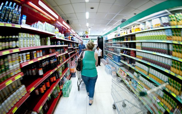 Relatório Focus, divulgado pelo Banco Central nesta segunda-feira (8), mostra que economistas consultados preveem inflação de 4,01% este ano, ao passo que para o ano seguinte saltaram de 4,30% para 4,39%; do lado do PIB, a projeção é de crescimento pífio, de 0,47%; medianas das projeções para a taxa básica de juros ao final deste ano e do seguinte foram mantidas em 8,5%, o que significa um total de cortes na Selic de 2,75% ainda neste ano