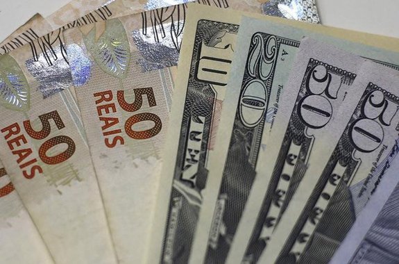 Notas de reais e dólares em foto ilustrativa 10/09/2015 REUTERS/Ricardo Moraes