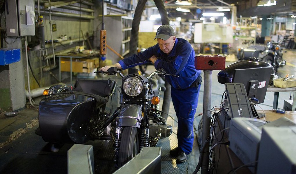 Por mais de 20 anos, após o fim da União Soviética, o país viveu sob o regime da terceirização irrestrita e as consequências foram exatamente as apontadas pelos especialistas que hoje criticam o projeto aprovado no Brasil; diante desse tipo de retrocesso, a Rússia proibiu a prática no ano passado através de uma lei aprovada em 2015