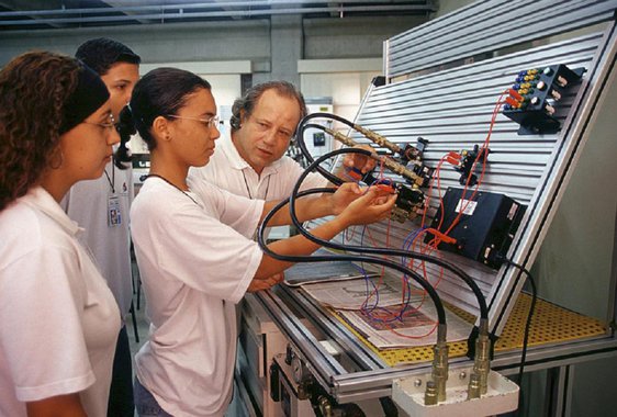 Goiás possui a segunda maior rede pública estadual de educação profissional do País, atrás apenas de São Paulo; já são 17 Institutos Tecnológicos de Goiás (Itegos) em operação no Estado – outros oito estão em construção e outros cinco estão sendo construídos em Parques Tecnológicos, que vão oferecer formações voltadas para as vocações e demandas das empresas que se instalarão no Parque, além dos 60 colégios tecnológicos (Cotegs), que estão distribuídos nas diversas regiões do Estado oferecendo cursos de qualificação, técnicos subsequentes e educação profissional tecnológica de graduação e pós-graduação, pesquisa e extensão