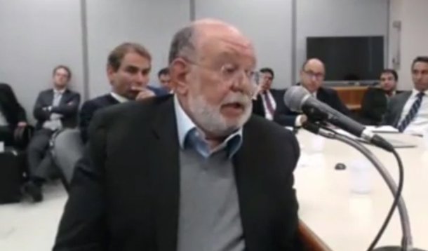 Colunista do Cafezinho Bajonas Teixeira classificou como "incrivelmente idiota" o argumento usado pelo sócio da OAS contra o ex-presidente Lula, ao acusá-lo de ordenar destruir provas, mas não vender o triplex do Guarujá; "Isso equivaleria a um chefe de quadrilha que ordenasse ao seu bando: 'escondam o dinheiro do assalto mas deixem os corpos dos guardas assassinados bem visíveis na minha sala de estar'", diz; "Talvez uma criança de cinco anos, ou um adolescente formado pela escola sem partido, pudessem ser ludibriados pela farsa montada pelo ex-presidente da OAS. Mas um adulto com um mínimo de capacidade de reflexão, jamais se deixaria convencer pela construção primária dos fatos e pelas inconsistências dessas denúncias"