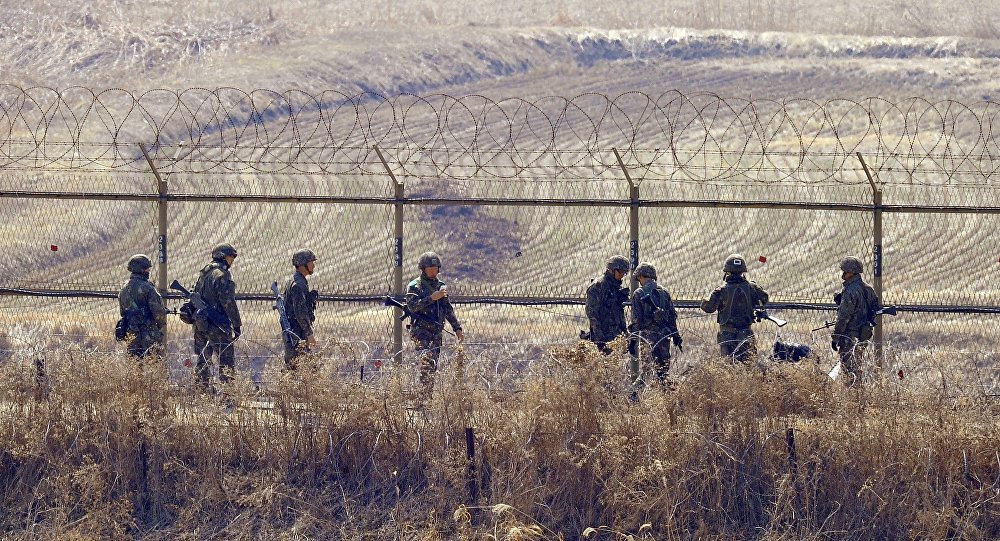Tropas da Coreia do Sul abriram fogo contra um "objeto não identificado" que voava através da fronteira fortificada com a Coreia do Norte na madrugada desta quarta-feira (horário local), informaram as autoridades sul-coreanas à agência local Yonhap; militares detectaram o objeto ultrapassando a chamada Linha de Demarcação Militar (MDL), direção ao sul na área de Chorwon, na província oriental de Gangwon, por volta das 4h, de acordo com os Chefes de Estado Maior Conjunto (JCS)