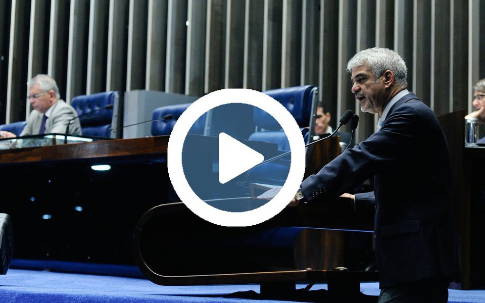 Mesmo com o recuo do governo Michel Temer (PMDB) em alguns pontos do projeto da reforma da Previdência, o líder da oposição no Senado, Humberto Costa (PT-PE), afirmou que a oposição, juntamente com os trabalhadores, entidades sindicais e movimentos sociais, vai seguir na luta para enterrar de vez a proposta; "O que o Palácio do Planalto mandou fazer, sem nem mesmo retirar da Câmara o projeto, não muda em absolutamente nada o caráter nefasto da iniciativa. O governo acabou, mas a luta continua", destacou