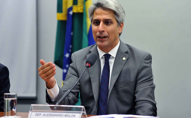 Primeiro deputado a protocolar na Câmara um pedido de impeachment de Michel Teme, o deputado Alessandro Molon (Rede-RJ) vê como insustentável a manutenção do peemedebista no comando da nação; Molon defende eleições diretas já; "É o único caminho possível. Hoje, após todas essas revelações, constam duas denúncias: uma de que 30 milhões foram dados para Eduardo Cunha comprar a sua eleição para presidente da Câmara e que cinco deputados foram comprados para votar contra o impeachment [de Dilma Rousseff]. Essa casa tem credibilidade para escolher o próximo presidente no lugar do povo brasileiro?"