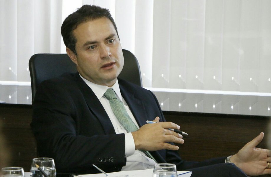 O governador Renan Filho (PMDB) assinou três decretos de incentivos fiscais a empresas dos setores hoteleiro, alimentício e químico-plástico; ato foi realizado sede da Federação das Indústrias do Estado do Alagoas (FIEA); o Prodesin oferece vantagens às empresas instaladas em Alagoas, como a redução de 92% no pagamento do Imposto sobre Circulação de Mercadorias e Serviços (ICMS) na saída dos produtos industrializados; ao todo, 75 empresas já contam com a nova sistemática