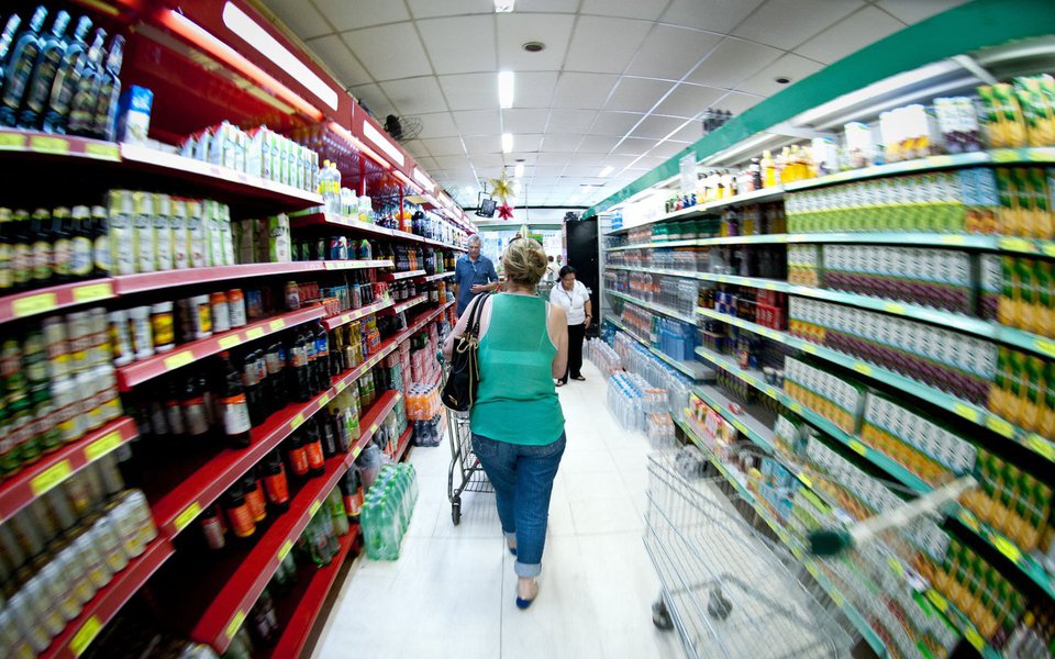Relatório Focus, divulgado pelo Banco Central nesta segunda-feira (8), mostra que economistas consultados preveem inflação de 4,01% este ano, ao passo que para o ano seguinte saltaram de 4,30% para 4,39%; do lado do PIB, a projeção é de crescimento pífio, de 0,47%; medianas das projeções para a taxa básica de juros ao final deste ano e do seguinte foram mantidas em 8,5%, o que significa um total de cortes na Selic de 2,75% ainda neste ano