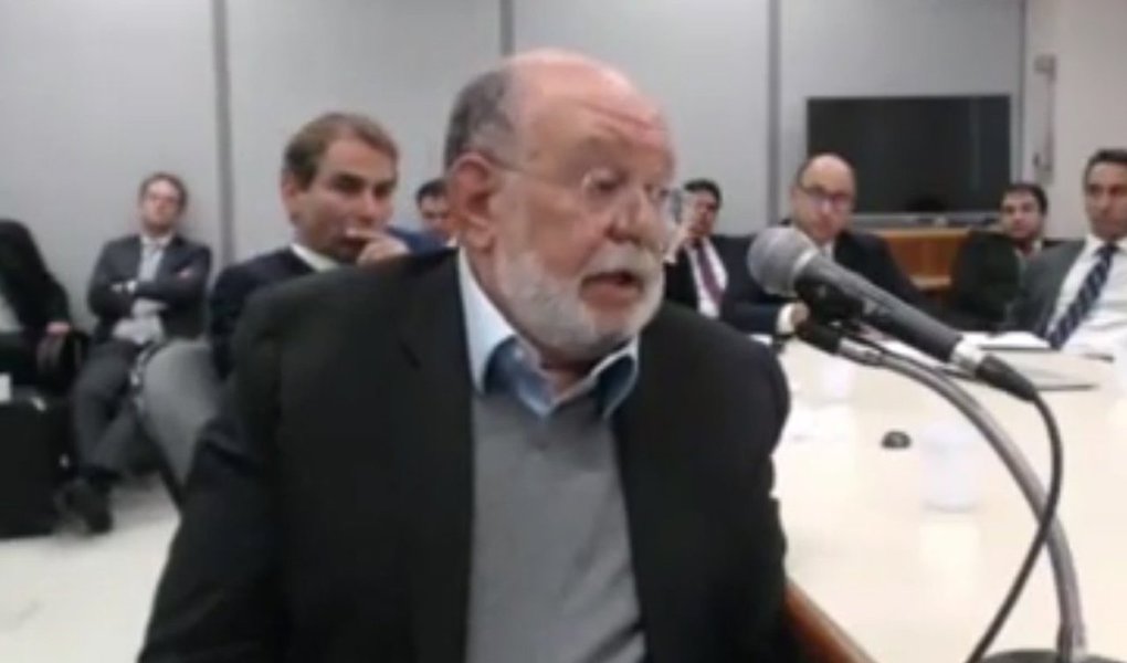 Colunista do Cafezinho Bajonas Teixeira classificou como "incrivelmente idiota" o argumento usado pelo sócio da OAS contra o ex-presidente Lula, ao acusá-lo de ordenar destruir provas, mas não vender o triplex do Guarujá; "Isso equivaleria a um chefe de quadrilha que ordenasse ao seu bando: 'escondam o dinheiro do assalto mas deixem os corpos dos guardas assassinados bem visíveis na minha sala de estar'", diz; "Talvez uma criança de cinco anos, ou um adolescente formado pela escola sem partido, pudessem ser ludibriados pela farsa montada pelo ex-presidente da OAS. Mas um adulto com um mínimo de capacidade de reflexão, jamais se deixaria convencer pela construção primária dos fatos e pelas inconsistências dessas denúncias"