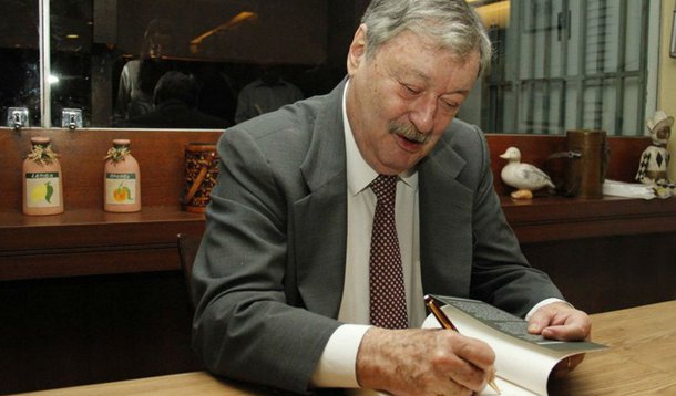 Reconhecido jornalista, Chagas passou por grandes veículos de comunicação do país, foi professor do Departamento de Comunicação da UnB por 25 anos e publicou livros sobre o período da ditadura miliar no Brasil; era formado em direito pela PUC-RJ; a morte do jornalista, que tinha 79 anos, foi informada pela filha Helena Chagas, também jornalista e ex-ministra da Secretaria de Comunicação Social do governo Dilma Rousseff; ela informou que o pai tinha um aneurisma no coração