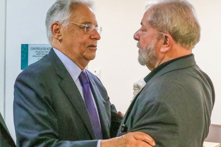 Fernando Henrique Cardoso faturou, apenas no primeiro ano depois que saiu do Palácio do Planalto, 3 milhões de reais com palestras, sendo incensado, por isso, pela mesma mídia que agora execra Lula