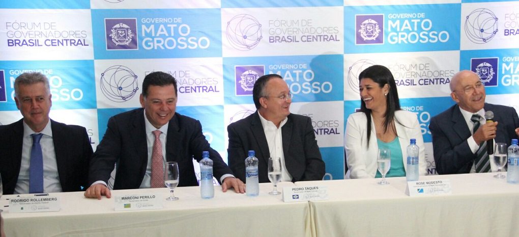 Inserida na pauta da 2ª Reunião do ano do Fórum de Governadores do Brasil Central que ocorre em Cuiabá (MT) como tema de destaque do encontro, a Reforma da Previdência dominou o debate; Marconi Perillo, Pedro Taques (MT), Marcelo Miranda (TO), Rodrigo Rollemberg (DF), Confúcio Moura (RO), Rose Modesto, vice-governadora (MS) e Carlos Brandão, veem necessidade de reunião com Michel Temer para discutir a reforma previdenciária; Marconi Perillo disse que a situação fiscal dos estados é preocupante; em Goiás, segundo ele, o principal problema é a previdência; “Nosso déficit previdenciário este ano é de R$ 1,96 bilhão, com a previsão de um déficit financeiro de R$ 1 bilhão. Ou seja, se nós não tivéssemos esse déficit previdenciário, o Estado teria R$ 1 bilhão para investir”, pontuou