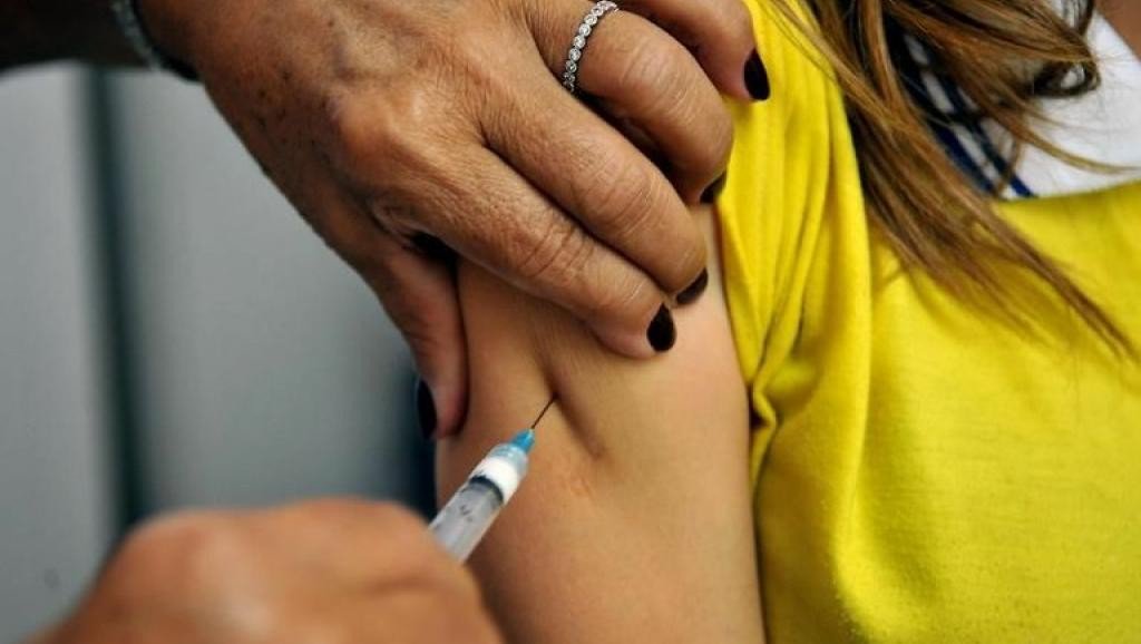Depois de confirmada a infecção por febre amarela em quatro macacos em Salvador, a Secretaria de Saúde da Bahia liberou nesta quarta-feira cerca de 400 mil doses extras da vacina para a capital, para as pessoas que não têm as duas doses registradas no cartão de vacinação; de acordo com a secretaria, será necessário imunizar 1,7 milhão de pessoas em Salvador; a secretaria informa que até o momento, nenhum caso de febre amarela foi detectado em humanos no estado; em animais, a doença já havia sido registrada na cidade de Alagoinhas, onde também foram liberadas vacinas extras para a população