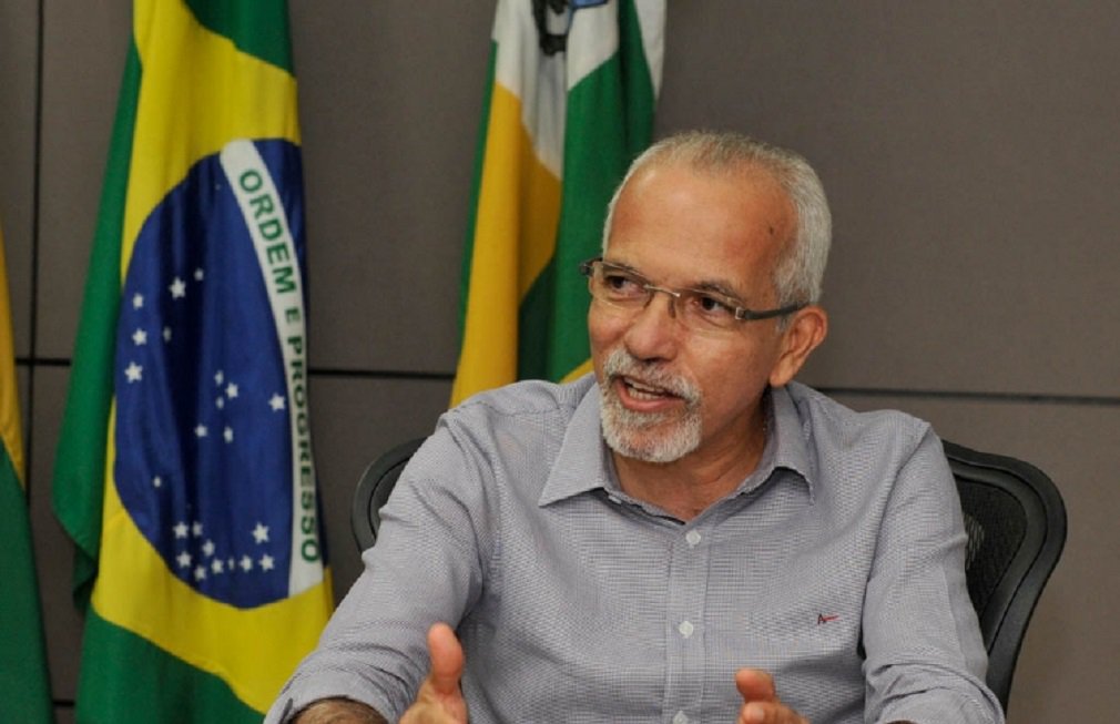 O prefeito Edvaldo Nogueira recebeu, nesta terça-feira, em seu gabinete, uma comissão do sindicato dos médicos para discutir a paralisação de parte da categoria. Acompanhado dos secretários André Sotero (Saúde), Carlos Cauê (Governo) e Jefferson Passos (Finanças), o prefeito discutiu com os sindicalistas sobre a necessidade de encerramento da greve, diante dos transtornos provocados; como prova da sua disponibilidade para o diálogo, Edvaldo agendou um novo encontro com o sindicato para esta quinta-feira (20). Atualmente, 162 médicos (dos quase 500 profissionais da área, que atuam no município) estão parados