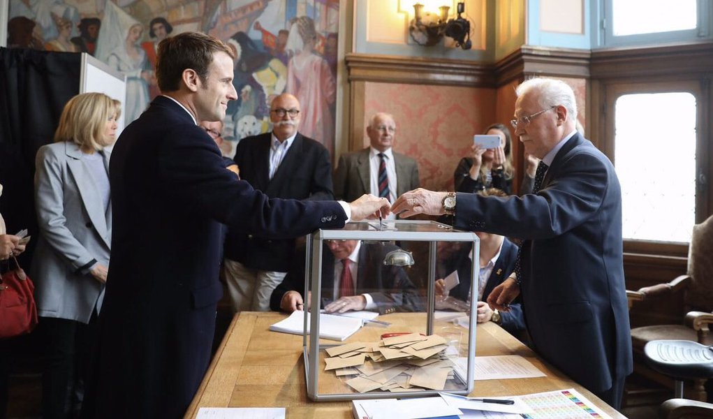 Passado do meio-dia na Europa, cerca de um terço dos franceses habilitados a participar das eleições presidenciais do país neste domingo já haviam votado, incluídos os quatro principais candidatos, em um processo eleitoral que ocorre sob forte esquema de segurança por causa de ameaças terroristas; até as 12h, boa parte dos candidatos e das principais figuras políticas do país já havia votado em uma disputa marcada pela incerteza sobre quem será o próximo presidente francês; últimas pesquisas mostraram uma disputa acirrada entre quatro candidatos: a ultradireitista Marine Le Pen, o social-liberal Emmanuel Macron, o conservador François Fillon e o esquerdista Jean-Luc Mélenchon