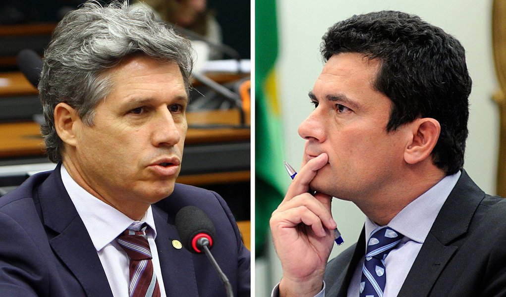 Durante audiência pública na comissão especial do Código Penal, na Câmara, com a participação do juiz Sergio Moro, o deputado Paulo Teixeira (PT-SP) destacou a divulgação de grampos captados de Dilma Rousseff de forma ilegal pelo magistrado em 2016 e questionou: "no contexto do golpe parlamentar, vossa excelência estava querendo um conteúdo para derrubar a presidente Dilma Rousseff?"