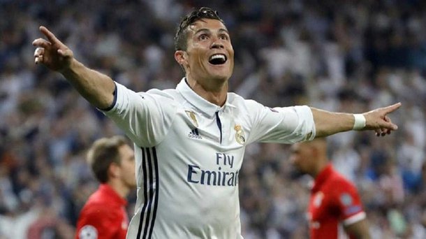 Cristiano Ronaldo pediu o fim das vaias da sempre exigente torcida do Real Madrid depois que seus três gols contra o Bayern de Munique, na terça-feira, colocaram o Real Madrid nas semifinais da Liga dos Campeões pela sétima temporada consecutiva; "Não estou pedindo que batizem ruas com meu nome, a única coisa que peço é que não me vaiem aqui", disse Ronaldo ao canal de televisão espanhol Antena 3; "Quero que eles parem de me vaiar porque sempre dou meu melhor, e mesmo quando não marco gols tento ajudar o Real Madrid"