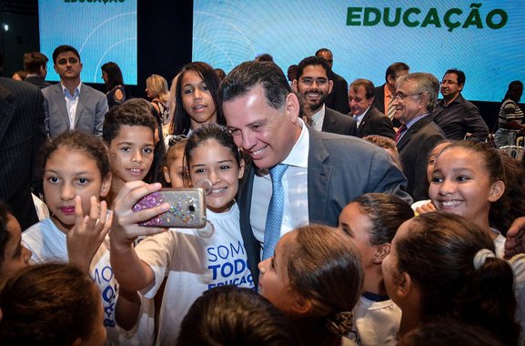 Lançado no dia 30 de março deste ano, o Goiás na Frente, maior programa da história de Goiás em volume de recursos a serem investidos (R$ 9 bilhões), é resultado do planejamento administrativo e das medidas de austeridade fiscal adotadas pelo governo de Goiás; “O programa Goiás na Frente demonstra o quanto foi importante termos feito os ajustes, os planos de austeridade, para retomarmos os investimentos e sermos o primeiro estado brasileiro a começar os investimentos a partir desse ano”, frisou Marconi; ainda em 2014, o governador reduziu o número de secretarias de 16 para 10, extinguiu 5 mil cargos comissionados e 9 mil temporários; desde então, foram economizados R$ 3,5 bilhões com custeio da máquina e funcionalismo, ações que garantiram os investimentos para 2017 e 2018