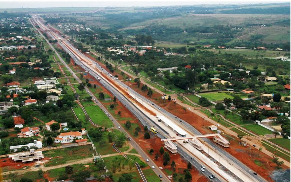 As investigações da Operação Panatenaico, que identificou superfaturamento nas obras do Estádio Nacional Mané Garrincha, devem se prolongar, pois o MPF investiga crimes referentes a outras obras de grande porte em Brasília, executadas durante as duas últimas gestões; entre os alvos está o BRT Expresso Sul, inicialmente orçado em R$ 587,4 milhões, mas executado com R$ 704,7 milhões; a construção do sistema de transporte expresso causou prejuízo de R$ 169,7 milhões aos cofres públicos, de acordo com uma auditoria especial da Controladoria-Geral do Distrito Federal
