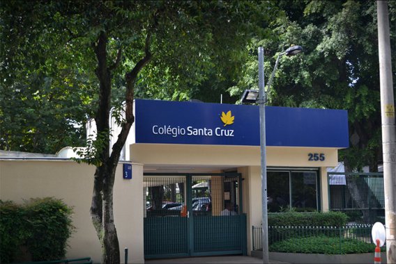 Professores do tradicional colégio paulistano Santa Cruz aderiram à greve geral do dia 28 e manifestaram repúdio às reformas propostas pelo governo de Michel Temer (PMDB); "O corpo docente do Colégio Santa Cruz vem publicamente expressar sua posição de repúdio às reformas defendidas pelo Governo", diz o manifesto; "Para nós, professoras e professores do Colégio Santa Cruz, as medidas propostas nos âmbitos do trabalho e da seguridade social irão acentuar sistemas já excludentes"