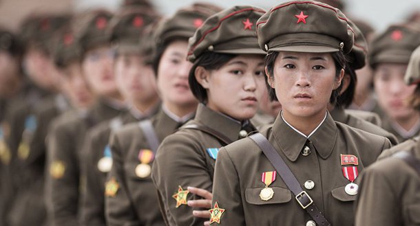 O possível confronto entre Washington e Pyongyang teria consequências devastadoras para todo o mundo, escreve Dannis Halpin, ex-conselheiro do Comitê dos Assuntos Exteriores da Câmara dos Representantes, no seu artigo para The National Interest; além das ogivas nucleares, cujo número pode atingir as 20, a Coreia do Norte tem até 5.000 toneladas de armas químicas; por enquanto, Pyongyang não tem mísseis balísticos intercontinentais que possam levar estas armas diretamente até ao território americano, mas os mísseis de pequeno e médio alcance podem atingir bases dos EUA na Coreia do Sul, Japão e ilha de Guam (no oceano Pacífico)