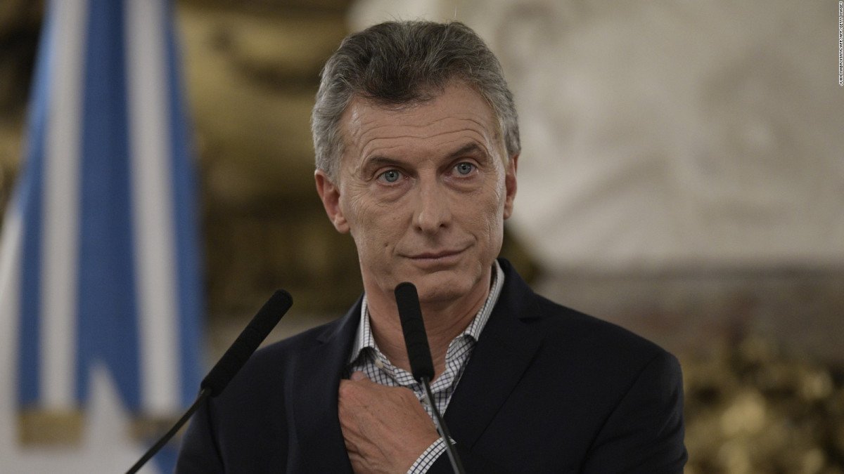 Presidente da Argentina, Mauricio Macri, disse em entrevista ao canal de notícias CNN, que a Venezuela pode ser expulsa do bloco comercial Mercosul se o governo de Nicolás Maduro não realizar uma mudança "dramática" de comportamento; "Deve haver um calendário eleitoral, tem que se libertar os presos políticos e tem que haver uma clara demonstração de respeito a independência dos poderes"