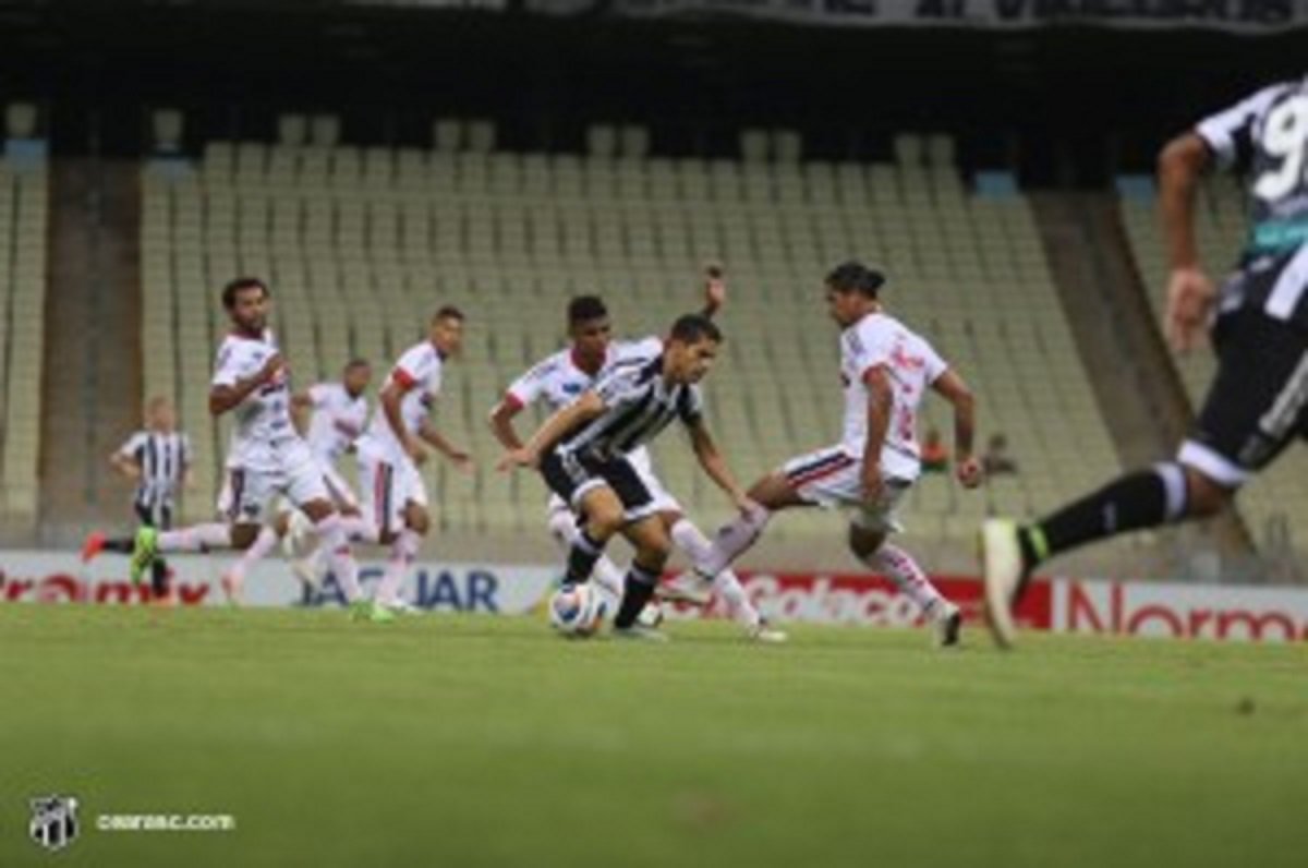 Nesta quinta-feira (27), às 9h, jogadores do CearáSC e do Ferroviário estarão no Centro de Hematologia e Hemoterapia do Ceará (HEMOCE), para uma ação de mobilização dos torcedores de futebol para a campanha "Torcida Campeã – Doa Sangue de Coração". A campanha tem como objetivo incentivar os torcedores de futebol a doarem sangue. Cada time vai ficar responsável por convocar suas torcidas e divulgar ações de incentivo ao gesto voluntário. A campanha segue até o último jogo do campeonato cearense e quem vencer a disputa dentro de campo vai levar a taça para ser apresentada aos torcedores no Hemoce 