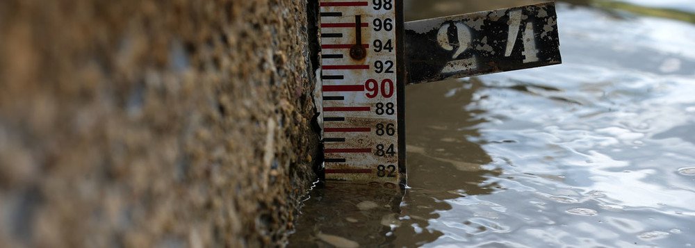 Brasília - Lago da barragem de Santo Antonio do Descoberto, que abastece boa parte das cidades satélite da capital, está com o nível de água bem abaixo do esperado (Fabio Rodrigues Pozzebom/Agência Brasil)