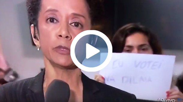 Na entrada ao vivo da jornalista Zileide Silva durante o Jornal Nacional, um cartaz, levantado por uma mulher, ficou em destaque: "eu votei na Dilma"; mensagem é emblemática no dia em que é divulgada, pela mesma Rede Globo, a notícia que deve pôr fim ao golpe protagonizado por Eduardo Cunha, Aécio Neves e Michel Temer; assista