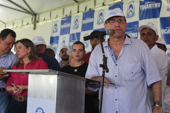 A Agência Tocantinense de Saneamento (ATS) participou neste final de semana da Feira Agrotecnológica de Almas (Agroalmas) realizada na fazenda Laço de Ouro. O governador Marcelo Miranda defendeu a sua gestão na área de abastecimento de água; "Nós temos que também buscar outras alternativas, e os prefeitos passam por momentos difíceis, por dificuldades. Não é diferente em Almas e nos outros municípios. Temos que fazer uma integração e essas parcerias têm que funcionar", reforçou