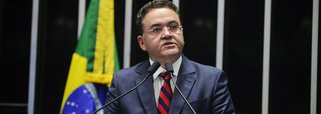 O senador Roberto Rocha (PSB-MA) ficou desesperado com o anúncio de que seu partido sairia em massa do governo Temer, após as fortes denúncias que incidem sob o presidente; motivo seria o bom número de indicados de Rocha que atualmente ocupam algum cargo público em órgãos federais; parlamentar não sabe se, com a debandada da legenda da base governista, seus indicados políticos também perderão cargos no governo Federal; uma das baixas pode ser o diretor de negócios do Banco do Nordeste (BNB), Antônio Rosendo Neto Júnior, que foi indicado no final de 2016 por Roberto Rocha (Foto: Leonardo Lucena) O senador Roberto Rocha (PSB-MA) ficou desesperado com o anúncio de que seu partido sairia em massa do governo Temer, após as fortes denúncias que incidem sob o presidente; motivo seria o bom número de indicados de Rocha que atualmente ocupam algum cargo público em órgãos federais; parlamentar não sabe se, com a debandada da legenda da base governista, seus indicados políticos também perderão cargos no governo Federal; uma das baixas pode ser o diretor de negócios do Banco do Nordeste (BNB), Antônio Rosendo Neto Júnior, que foi indicado no final de 2016 por Roberto Rocha