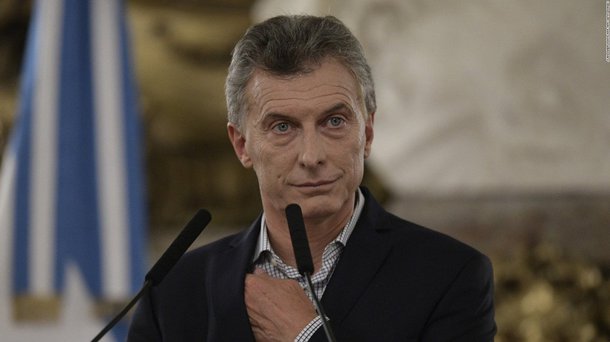 Presidente da Argentina, Mauricio Macri, disse em entrevista ao canal de notícias CNN, que a Venezuela pode ser expulsa do bloco comercial Mercosul se o governo de Nicolás Maduro não realizar uma mudança "dramática" de comportamento; "Deve haver um calendário eleitoral, tem que se libertar os presos políticos e tem que haver uma clara demonstração de respeito a independência dos poderes"