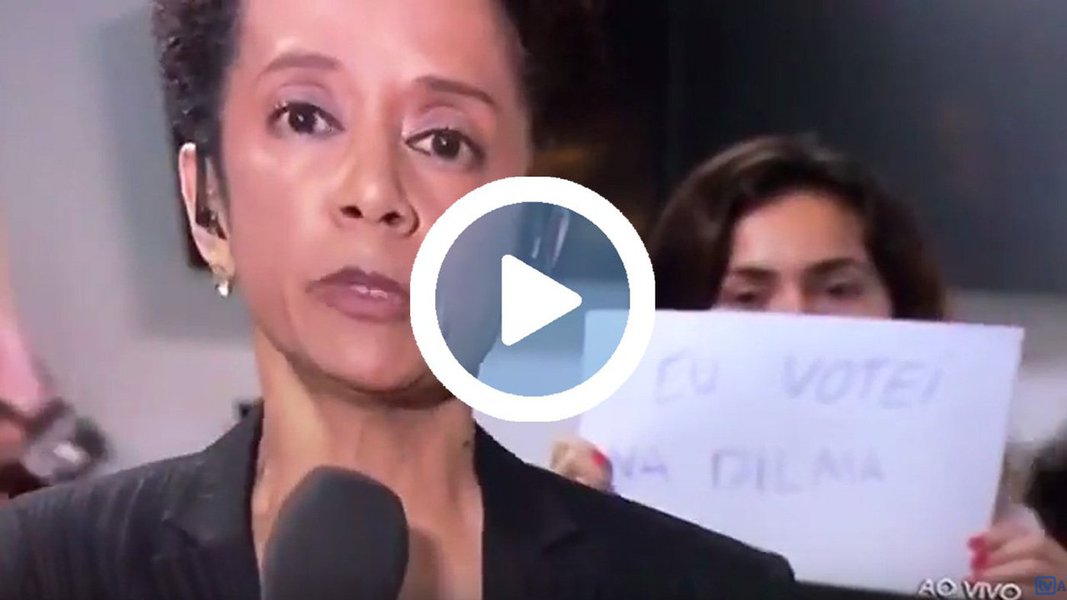 Na entrada ao vivo da jornalista Zileide Silva durante o Jornal Nacional, um cartaz, levantado por uma mulher, ficou em destaque: "eu votei na Dilma"; mensagem é emblemática no dia em que é divulgada, pela mesma Rede Globo, a notícia que deve pôr fim ao golpe protagonizado por Eduardo Cunha, Aécio Neves e Michel Temer; assista