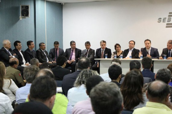 O governador Renan Filho anunciou que viabilizou, junto ao no Ministério da Saúde, R$ 10 milhões para a construção do Hospital do Câncer, em Arapiraca; “É uma demanda reprimida, que vamos solucionar com a construção de um hospital dentro das novas tendências para atender todo o povo de Arapiraca, do Agreste e de uma parcela importante do Sertão. Estamos concluindo o projeto e já viabilizamos R$ 10 milhões para fazer a obra”, disse o governador