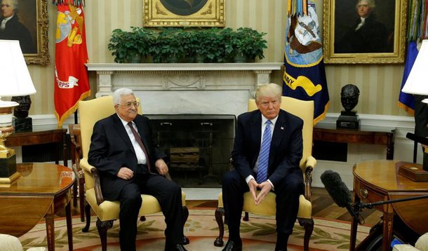 Presidente dos Estados Unidos, Donald Trump, disse nesta quarta-feira (3) estar convencido de que será possível alcançar a paz entre israelenses e palestinos, ao receber na Casa Branca o líder palestino, Mahmud Abbas; "Desejamos construir a paz entre Israel e os palestinos, e a alcançaremos", disse Trump; por sua vez, Abbas afirmou que "chegou a hora de Israel colocar fim à ocupação" dos territórios palestinos; presidente palestino expressou sua esperança de alcançar um histórico acordo de paz com Israel durante a nova administração em Washington; "Podemos ser seus aliados para alcançar um histórico acordo de paz sob seu governo", afirmou Trump durante uma declaração conjunta