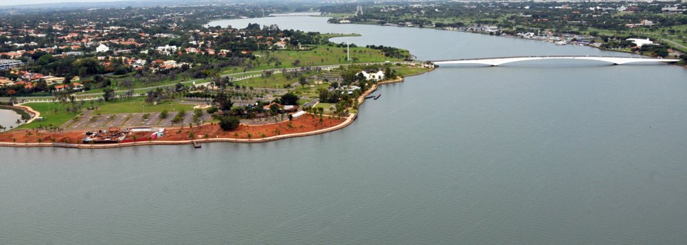 Foi aberto nesta sexta-feira (31) o pregão eletrônico para aquisição, instalação e operação assistida do Subsistema Produtor do Lago Norte, que vai captar água de forma emergencial no Lago Paranoá; a licitação ocorre pelo Portal de Compras do Governo Federal; com a obra, o Descoberto vai receber reforço de 700 litros por segundo; o valor estimado da concorrência pública é de R$ 49,4 milhões — parte dos R$ 55 milhões liberados pelo Ministério da Integração Nacional