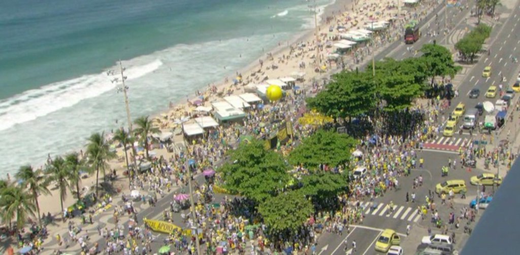 "Para quem tem dúvidas sobre o fiasco das manifestações dos alucinados, hoje, em todo o país, recomendo a leitura da cobertura do insuspeito O Globo, que relata que, no Rio de Janeiro, 'cerca de 300 pessoas foram à praia de Copacabana, na altura do Posto 5, para apoiar a operação Lava-Jato, as reformas previdenciária e trabalhista, e protestar pelo fim da corrupção'", diz o jornalista Fernando Birto, do Tijolaço