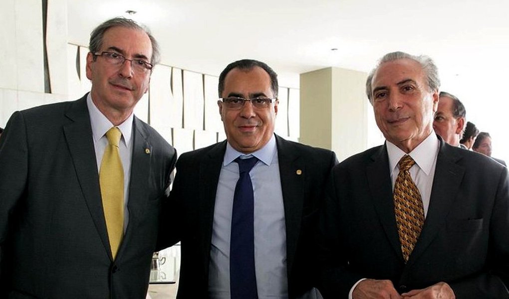 Primeira Turma do Supremo Tribunal Federal (STF) determinou nesta terça-feira, 23, que seja executada a sentença de prisão contra o deputado federal Celso Jacob (PMDB-RJ), na foto com os correligionários Michel Temer e Eduardo Cunha; ministros rejeitaram recurso do deputado contra decisão do colegiado em que foi condenado a sete anos e dois meses no regime semiaberto, mais multa, por falsificação de documento público e dispensa de licitação;