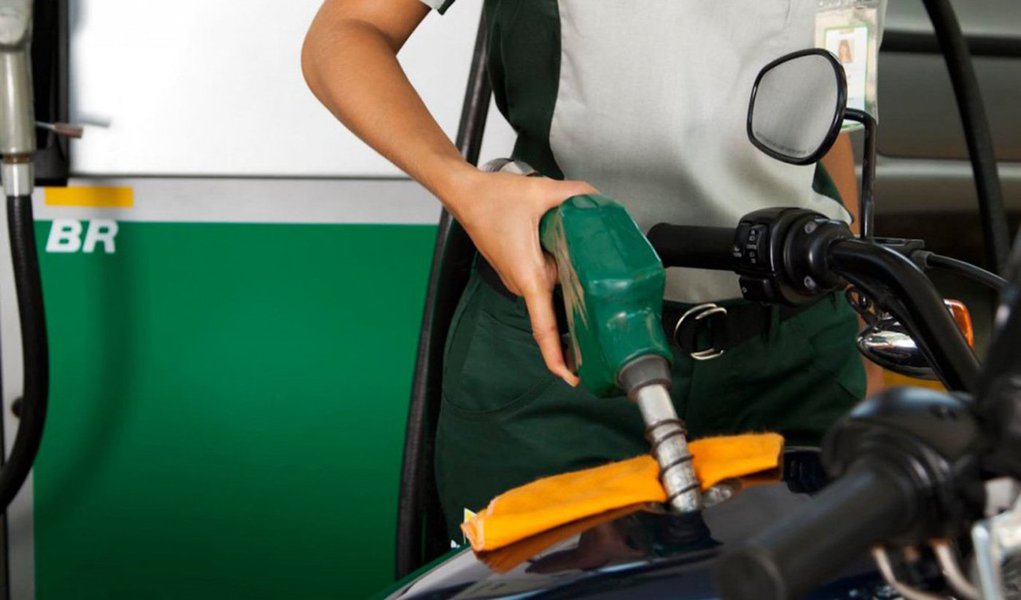 Petrobras decidiu nesta quinta-feira, 25, reduzir o preço médio da gasolina nas refinarias em 5,4 por cento e em 3,5 por cento os valores do diesel; A decisão foi guiada predominantemente por um aumento significativo nas importações no último mês, o que obrigou ajustes de competitividade da Petrobras no mercado interno", disse a companhia em nota 