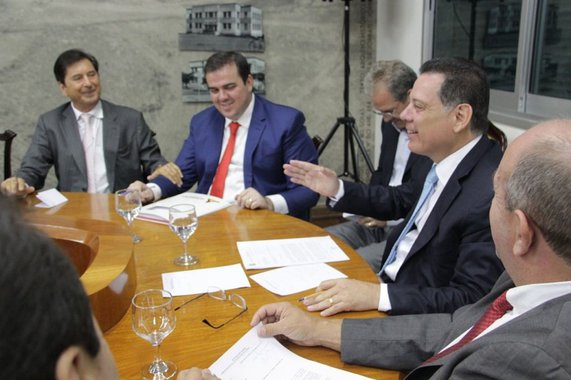 O ex-prefeito Maguito Vilela (PMDB) voltou a se manifestar a favor da união da classe política em nome do bem do povo; na manhã desta quarta-feira, o peemedebista participou de reunião com o governador Marconi Perillo (PSDB), no Palácio das Esmeraldas, para tratar de obras e benefícios para Aparecida de Goiânia, que ele, Maguito, administrou até o ano passado; o atual prefeito Gustavo Mendanha (PMDB) também esteve presente; "O tratamento que recebemos foi extraordinário. Uma reunião produtiva. A classe política precisa entender que quando as esferas de poder se unem, as coisas acontecem com mais facilidade, economia, objetividade. A classe política tem que se unir para resolver os problemas do povo", disse Maguito.
