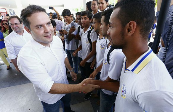 O governador Renan Filho vai enviar para a Assembleia Legislativa de Alagoas projeto para criar o 14º salário de professores e servidores das escolas da rede estadual que atingirem as metas propostas pelo Escola 10; objetivo do Governo do Estado é incentivar a qualidade do ensino e atingir o índice de aprendizagem superior a 95% e como consequência, o aumento da taxa do Ideb