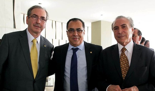Primeira Turma do Supremo Tribunal Federal (STF) determinou nesta terça-feira, 23, que seja executada a sentença de prisão contra o deputado federal Celso Jacob (PMDB-RJ), na foto com os correligionários Michel Temer e Eduardo Cunha; ministros rejeitaram recurso do deputado contra decisão do colegiado em que foi condenado a sete anos e dois meses no regime semiaberto, mais multa, por falsificação de documento público e dispensa de licitação;