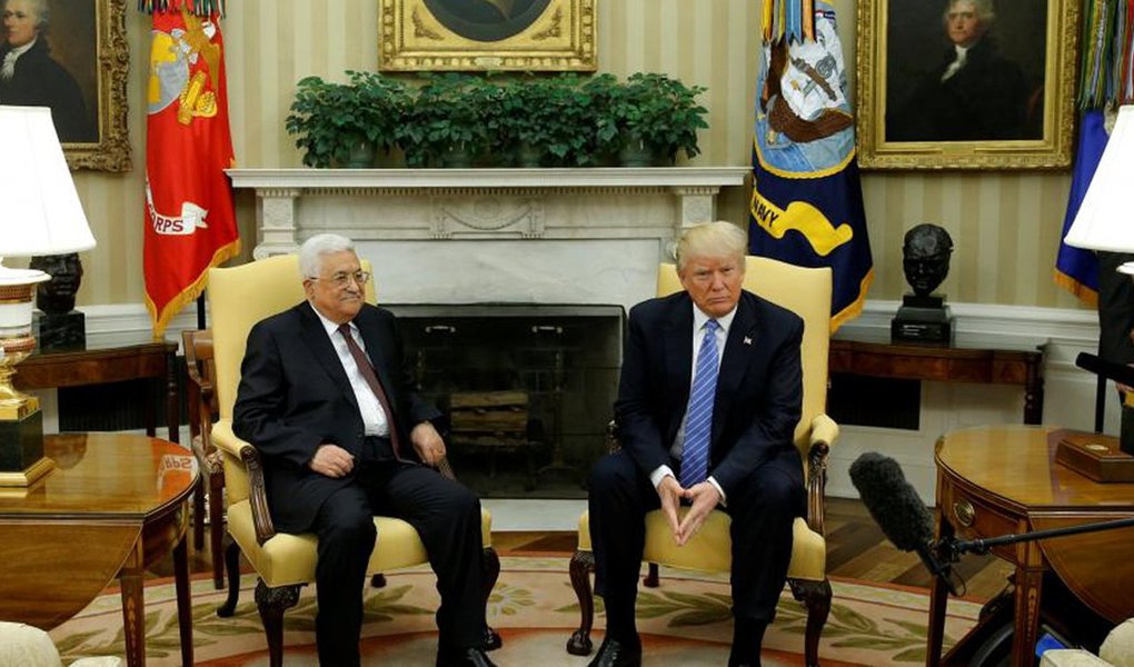 Presidente dos Estados Unidos, Donald Trump, disse nesta quarta-feira (3) estar convencido de que será possível alcançar a paz entre israelenses e palestinos, ao receber na Casa Branca o líder palestino, Mahmud Abbas; "Desejamos construir a paz entre Israel e os palestinos, e a alcançaremos", disse Trump; por sua vez, Abbas afirmou que "chegou a hora de Israel colocar fim à ocupação" dos territórios palestinos; presidente palestino expressou sua esperança de alcançar um histórico acordo de paz com Israel durante a nova administração em Washington; "Podemos ser seus aliados para alcançar um histórico acordo de paz sob seu governo", afirmou Trump durante uma declaração conjunta