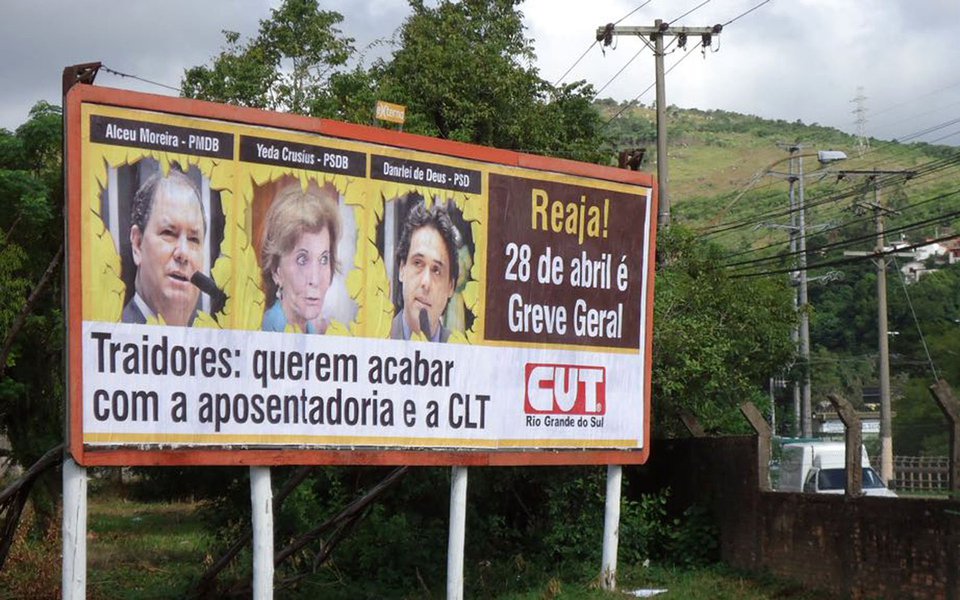 A CUT-RS intensificou a campanha contra as reformas da Previdência e Trabalhista, com a colocação de dezenas de outdoors na Capital e no Interior com fotos de deputados federais que apoiam o governo Temer; “Traidores: querem acabar com a aposentadoria e a CLT” é a principal chamada, ao lado da convocação “Reaja: 28 de abril é greve geral”; os outdoors se encontram à beira de ruas, avenidas e estradas, nas principais bases eleitorais desses parlamentares, alertando pedestres, motoristas e passageiros para os perigos que representam esses retrocessos