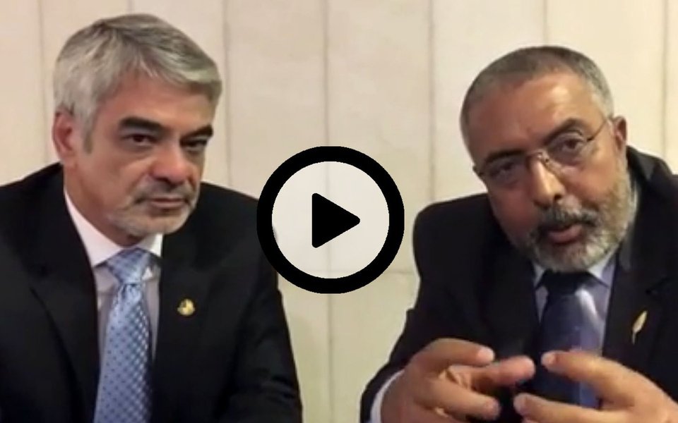 Líder da Oposição no Senado, Humberto Costa (PT-PE) e o senador Paulo Paim (PT-RS) gravaram um vídeo expondo os impactos que a aprovação do projeto de terceirização, aprovado pela Câmara, que agora deve ser votado pelo Senado; "Tem que defenda coisas e quem defenda causas. Este governo só defende coisas. Coisas do grande capital, coisa de interesse do empresariado e dos banqueiros", dispara Paim, "Esta é proposta deles. A lei vale para todos a sociedade, mas para o assalariado não. Para este vale a negociação. As leis que estão aí nenhuma mais se aplica a ele [trabalhador]", completa; além da perda de direitos, Humberto destaca que o projeto praticamente extingue a realização de concursos públicos