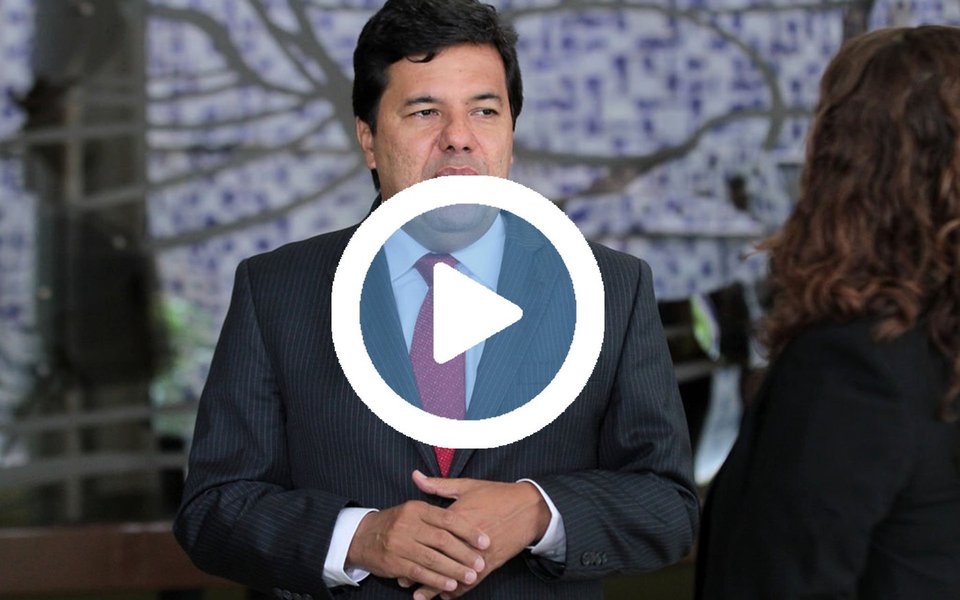 Ministro da Educação, Mendonça Filho (DEM), foi recebido com um escracho ao desembarcar no Aeroporto Internacional dos Guararapes/Gilberto Freire, no Recife; ao tentar atravessar o saguão do terminal, ele foi cercado por um grupo de manifestantes aos gritos de "golpista"; ele ainda tentou reagir afirmando "não ter medo de petista", antes de ser retirado do local por agentes de segurança; veja o vídeo do escracho