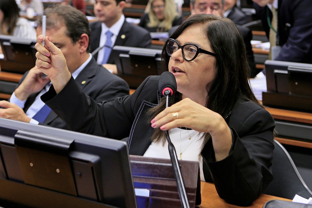 Líder do PCdoB na Câmara dos Deputados, a baiana Alice Portugal protestou nesta noite contra a aprovação do projeto de reforma trabalhista na comissão especial que analisa o projeto; uma semana após a manobra que possibilitou a aprovação da urgência da matéria em plenário, o colegiado deliberou sobre o substitutivo apresentado pelo deputado Rogério Marinho (PSDB-RN) nesta terça-feira; "Numa reunião atropelada, por 27 votos contra 10, a base governista aprovou o desmonte das leis trabalhistas. Em menos de seis horas, os deputados discutiram 'amplamente' o substitutivo que altera 117 artigos da Consolidação das Leis do Trabalho (CLT) e que recebeu 457 novas emendas", ironizou Alice