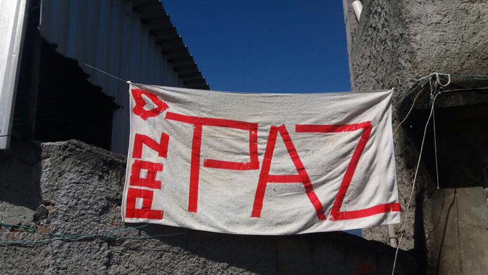 Moradores da comunidade da Grota, no Complexo do Alemão, realizam uma manifestação pedindo o fim da violência e os enfrentamentos entre policiais militares e criminosos que controlam o tráfico de drogas na região; o ato é em protesto pela morte do adolescente Paulo Henrique Oliveira de Moraes, 13 anos, que morreu no hospital, depois de ter sido atingido na barriga, durante uma troca de tiros entre policiais e traficantes de drogas