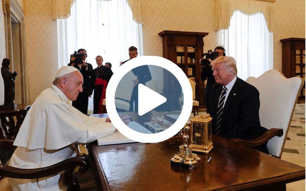 O papa Francisco e o presidente dos Estados Unidos (EUA), Donald Trump, se reuniram nesta quarta-feira (24) no Vaticano durante 27 minutos e depois fizeram a troca habitual de presentes; após a conversa,Trump apresentou sua delegação, da qual fazem parte a mulher Melania, a filha mais velha, Ivanka, o genro, Jared Kushner, além do secretário de Estado, Rex Tillerson, do assessor de Segurança Nacional, o tenente-geral H.R. McMaster, e da porta-voz presidencial, Hope Hicks, mais oito pessoas e uma intérprete
